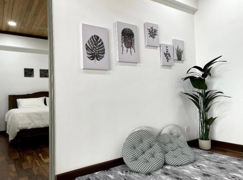 实兆远The Venus - Spacious Wooden TOP Floor Apartment的墙上有白色墙壁和照片的房间