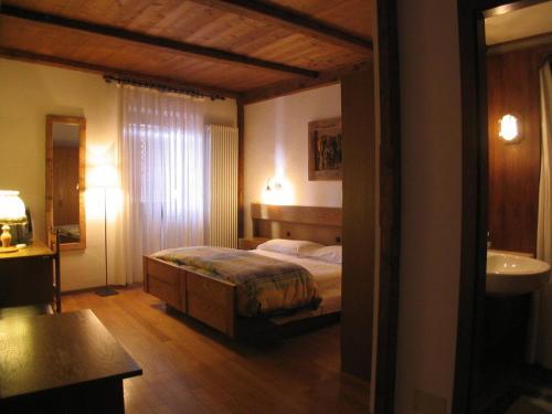 福尔加里亚阿皮诺俱乐部酒店的一间卧室配有一张床和一个水槽