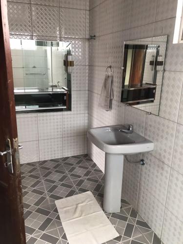 索雷Apartamento Suíte em Soure.的一间带水槽和镜子的浴室
