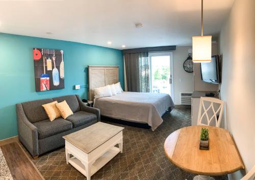 南雅茅斯Riverview Resort, a VRI resort的酒店客房配有床、沙发和桌子。