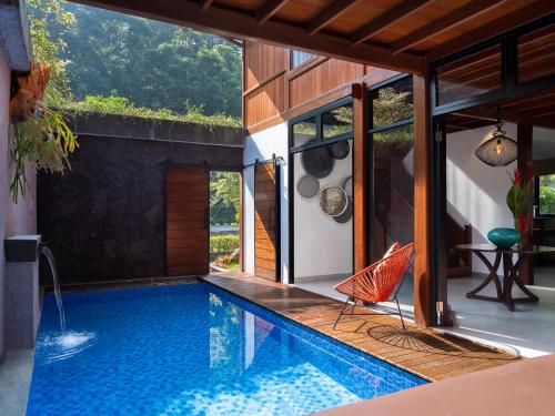普卡JSI Resort的一个带庭院和房子的游泳池