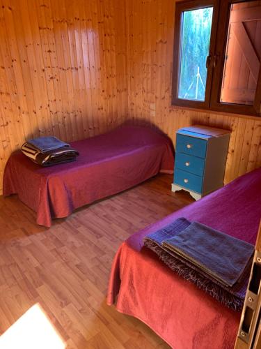卡斯佩casa peninsula caspe 2的小木屋内带两张床的房间