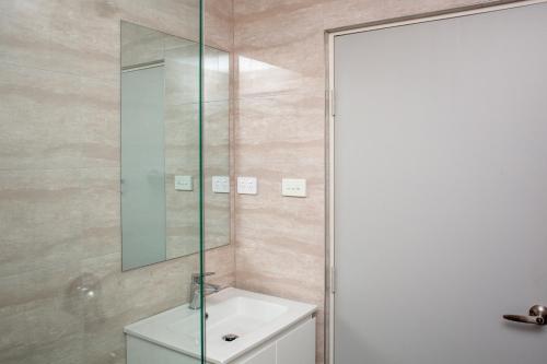CringilaFive Island Hotel的一间带水槽和镜子的浴室