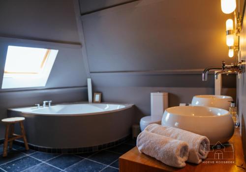 泽皮恩霍伍鲁斯比克旅馆的带浴缸和盥洗盆的浴室