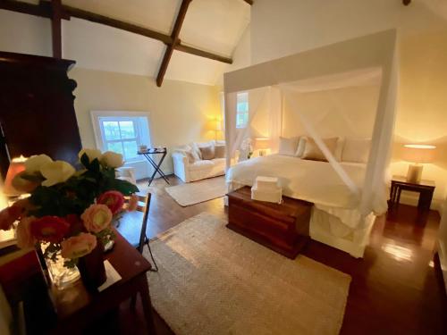 KillinaghBarnabrow Country House的一间卧室设有一张床和一间客厅。