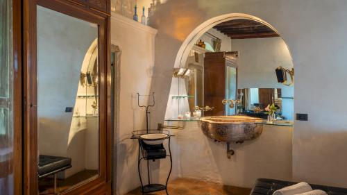 卡莱扎诺Torre Al Poggio 8, Emma Villas的一间带水槽和大镜子的浴室