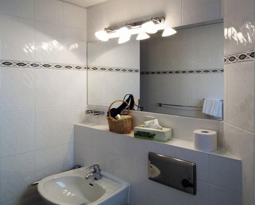巴特嫩多夫Hotel Deisterblick的一间带水槽和镜子的浴室