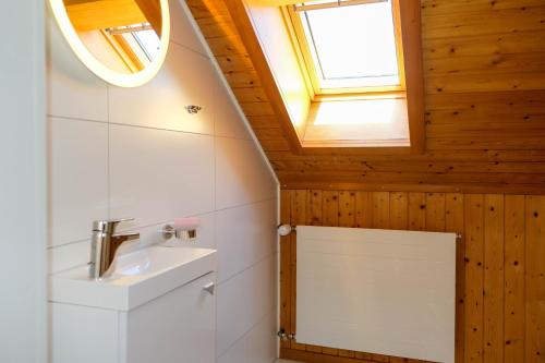 图恩Hauswurz的一间带水槽和窗户的浴室