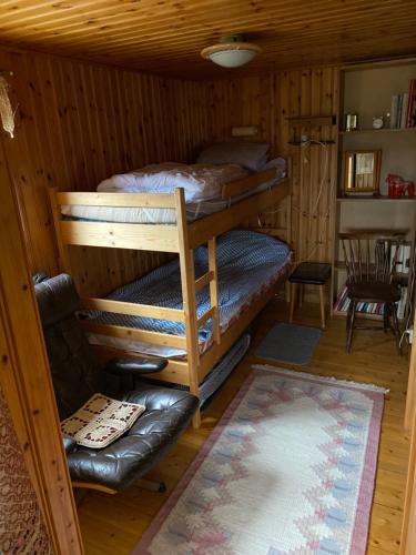 图什比Backen的小屋内带两张双层床的客房