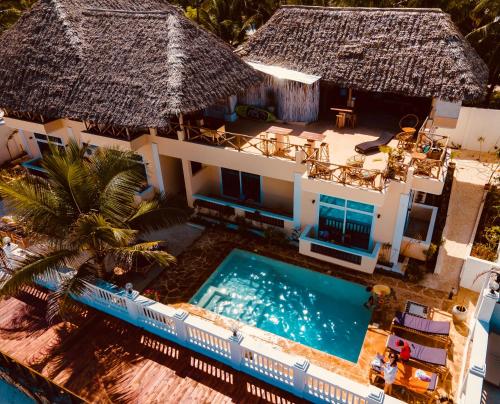 马特姆维Mambo Paradise的享有带游泳池的别墅的空中景致
