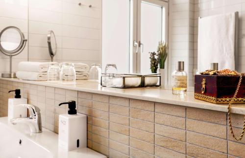 尼雪平斯堪迪克大酒店的浴室的柜台设有水槽和镜子