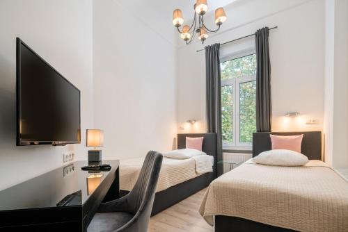 威斯巴登奥罗拉酒店的酒店客房设有两张床和一台平面电视。