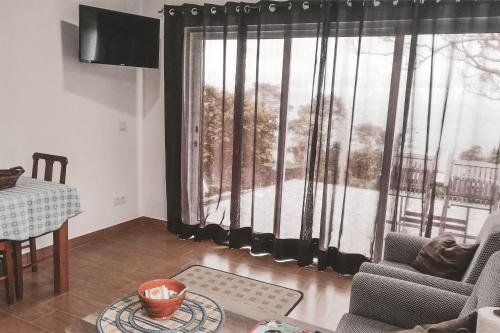 普赖尼亚德拜舒Adegas do Pico的客厅设有美景大窗户