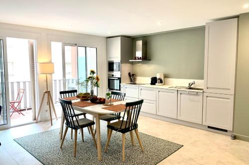 胡安莱潘Spacious apartment in the heart of Juan les Pins !的一间厨房,里面配有桌椅