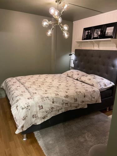 德拉门Åskollen, Drammen的一间卧室配有一张床和被子