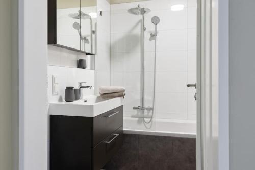 腓特烈港City-Appartment schick, Einzelgarage inkl的一间带水槽和淋浴的浴室