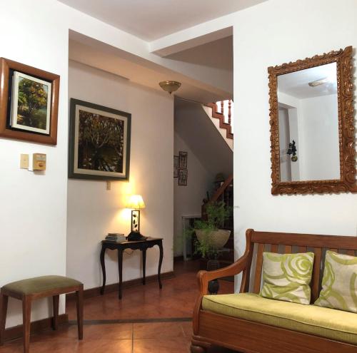 塔拉波托Alojamiento Familiar Custodia的带沙发和镜子的客厅