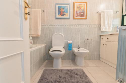 埃斯坦巴Carvoeiro, 2BR Pestana Gramacho Golf Apartment的一间带卫生间和水槽的浴室