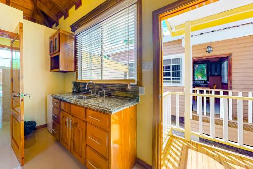 丹格里加FLA at Hummingbird Estate Gold Standard Certified的一个带水槽和大窗户的厨房