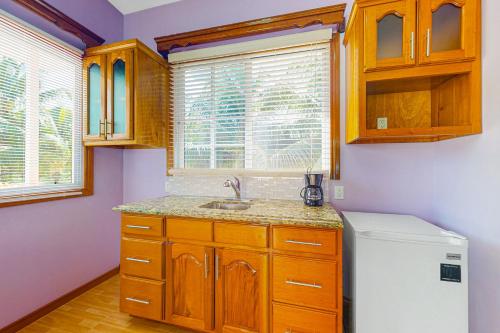 丹格里加Bella at Hummingbird Estate Gold Standard Certified的厨房配有木制橱柜和白色冰箱。