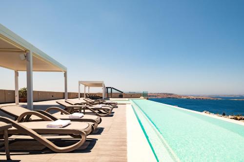 圣保罗湾城Mayflower Hotel Malta的游泳池旁的一排躺椅