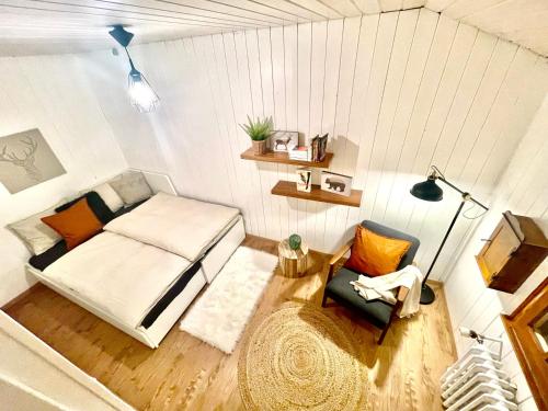 莱森Serpolet - Chalet 4 personnes - Sauna的小房间设有一张床和一把椅子