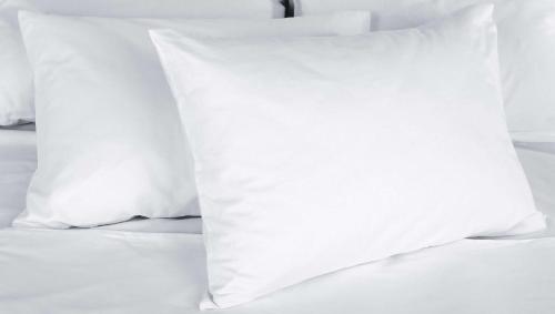 克莱尔莫尔Will Rogers Inn的床上的白色枕头堆