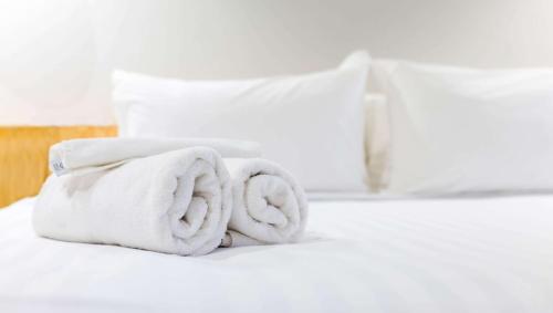 克莱尔莫尔Will Rogers Inn的床上的一大堆毛巾