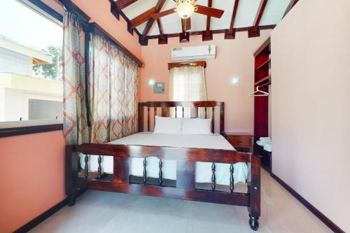 丹格里加Came at Hummingbird Estate Gold Standard Certified的一间卧室设有一张床和一个窗口