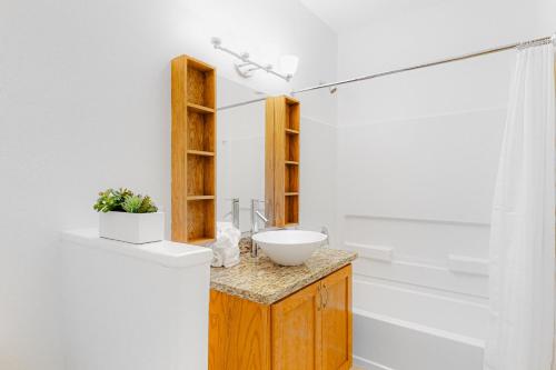 南帕诸岛Star Beach Side Condominiums #105的一间带水槽、卫生间和淋浴的浴室