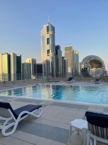 迪拜Travelers Backpackers的一座城市天际线建筑的顶部游泳池