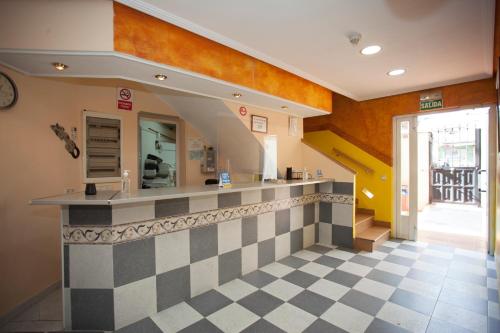 马德里洛斯萨勒斯旅馆的一间带柜台的餐厅,地面铺有棋盘