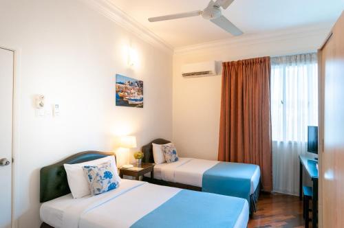 吉隆坡韦奇伍德公寓的酒店客房配有两张床和一张书桌