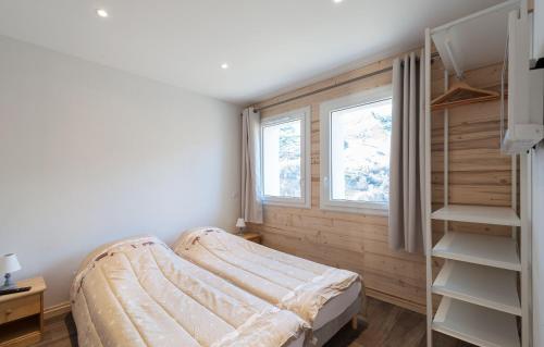 里蒙纽耶Odalys Chalet D'Alice的一间卧室设有一张床和一个窗口