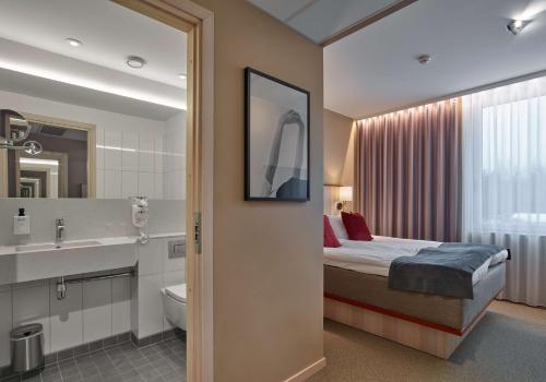 阿兰达Scandic Arlandastad的一间酒店客房 - 带一张床和一间浴室