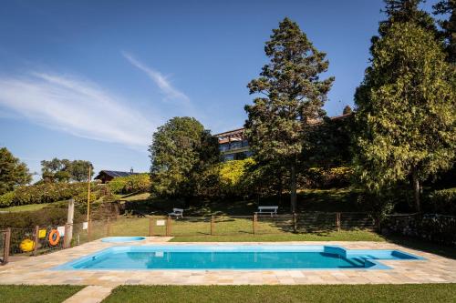 格拉玛多班加罗斯达塞拉酒店的一座房子的院子内的游泳池