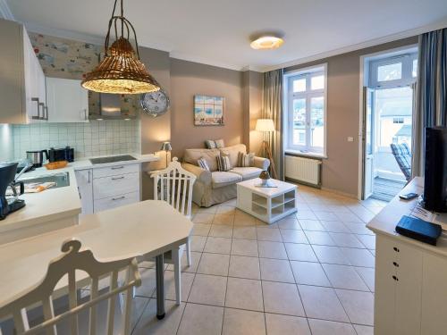 奥斯赛拜-塞林Villa Fernsicht - Apt. 05的厨房以及带沙发和桌子的客厅。