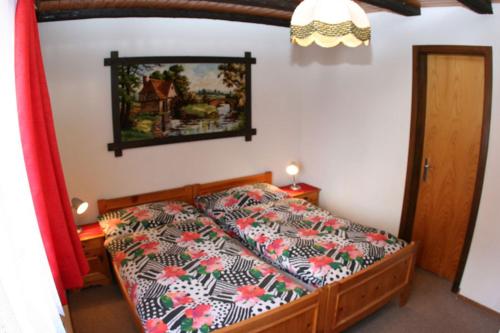 格雷兴Soleil Wohnung的一间卧室配有一张带花卉棉被的床
