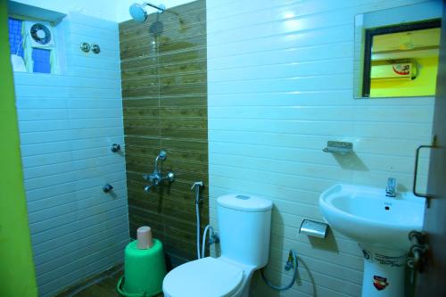 Hotel Housefinch Residency的一间浴室