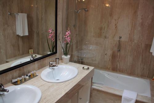 阿雷西费VIK别墅精品酒店的浴室设有2个水槽、镜子和浴缸。