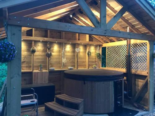 RibchesterLuxury Log Cabin with Outdoor Wood Fired Hot Tub & Pizza Oven的一个带热水浴缸的大型木制凉亭