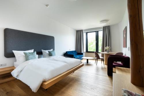 柏林numa l Drift Rooms & Apartments的一间带大床的卧室和一间客厅