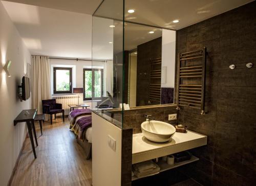 Valgañón普拉维达酒店 的一间带水槽和床的浴室