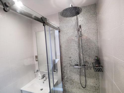 埃文河畔斯特拉特福阿文克特旅馆的带淋浴和盥洗盆的浴室