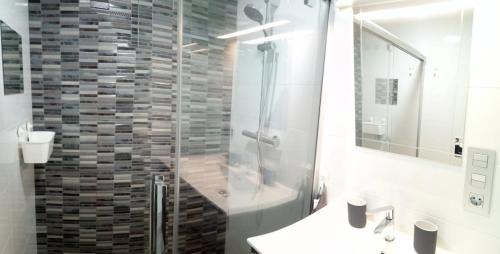 皮拉尔－德拉奥拉达达Sandia的带淋浴、盥洗盆和镜子的浴室