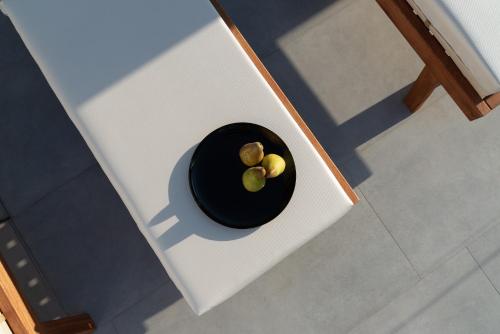 赫索尼索斯Zen Luxury Villas & Suites, By ThinkVilla的桌上的黑碗食物
