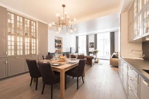 巴黎Rue Charlot Le Marais的厨房以及带桌椅的用餐室。