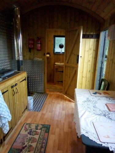 巴斯Lower Haven Shepherds Hut的客房设有一张床,铺有木地板。
