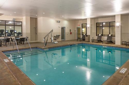 林垦林肯/市中心干草市场凯悦嘉轩酒店的在酒店房间的一个大型游泳池