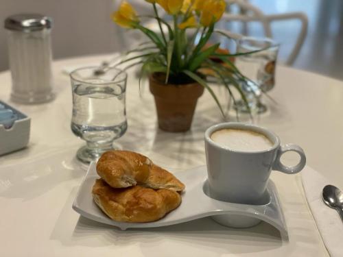 布宜诺斯艾利斯水晶宫酒店的盘子,盘子上放着咖啡和糕点